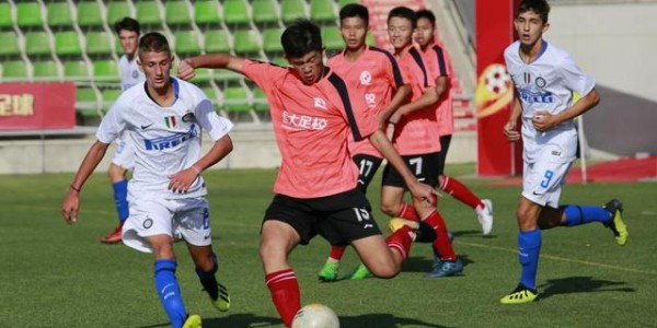 非凡体育- 曼联青训小将梅开二度抢镜  
